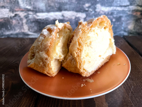 Wallpaper Mural パイ生地シュークリーム断面 ─ カスタードクリームの別アングル Torontodigital.ca