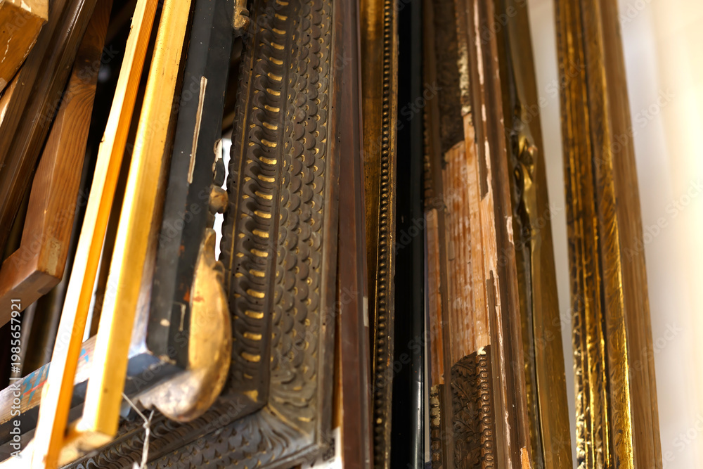 Obraz premium Ornate Wooden Frame With Intricate Details Shown Close up at a Local Art Gallery During an Exhibition