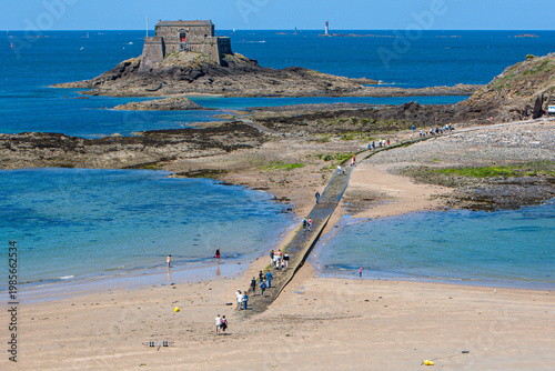Saint-Malo, le fort du petit Bé à marée basse vu des remparts
