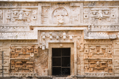 Billede på lærred Mayan ancient chichen itza temple facade details yucatan mexico