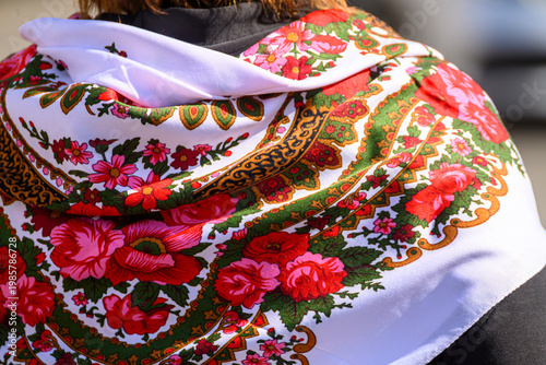 Canvas-taulu Woman from behind wearing a traditional floral scarf