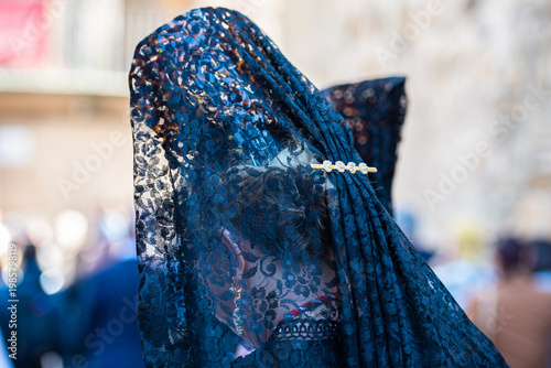 Quadro su tela Procesiones de Semana Santa en Cáceres, España a la luz del día, tradición y sen