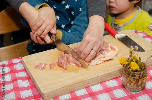 料理をする子供