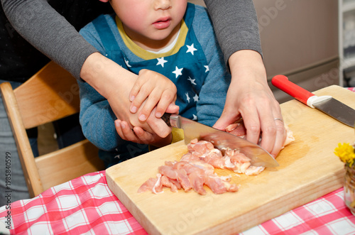 料理をする子供