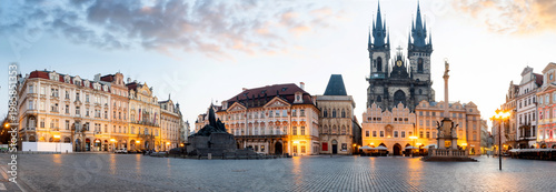 Foto stunning view of the old town Hall and Church of Our Lady before Tyn Prague Old Town Square, Czech Republic, Europe