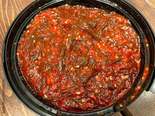 Wallpaper Mural 完熟もずくキムチ（沖縄産）─ 黒い容器に入った俯瞰写真 Torontodigital.ca