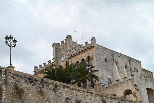Hôtel de ville de Ciutadella sur l'île de Minorque vue en contre-plongée