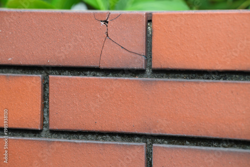 割れたレンガの塀