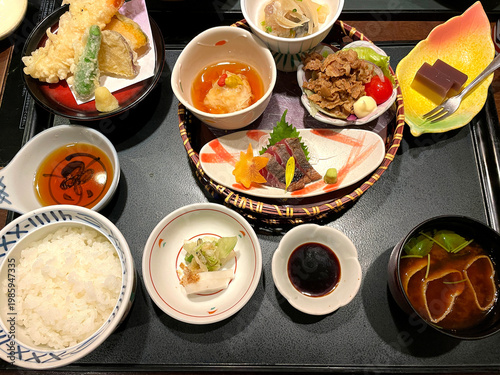 Wallpaper Mural 和食御膳 ─ 刺身・天ぷら付きの会席料理セット・俯瞰 Torontodigital.ca