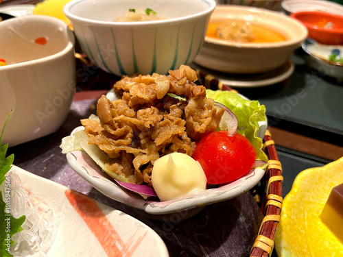 Wallpaper Mural 牛肉しぐれ ─ レタスとミニトマト添えの小鉢 Torontodigital.ca