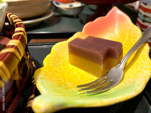 Wallpaper Mural あんこと柚子あんの羊羹 ─ 2層の和菓子・葉形皿 Torontodigital.ca