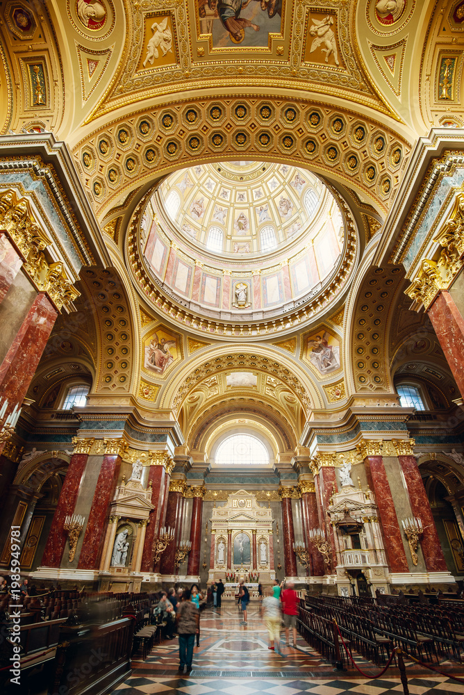 Fototapeta premium Interior of the magnificent Saint Stephen's Basilica Budapest, Hungary