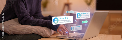 Tableau sur toile Customer gives positive five star feedback on laptop for excellent service evalu