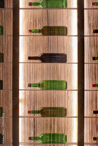 Ein Weinregal mit waagerecht liegende Flaschen.