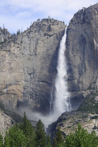 Wasserfall, Felswände und Wolken im Yosemite National Park	