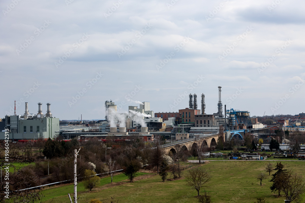 © boedefeld1969 - Blick auf einen Industriekomplex, Sodawerk.