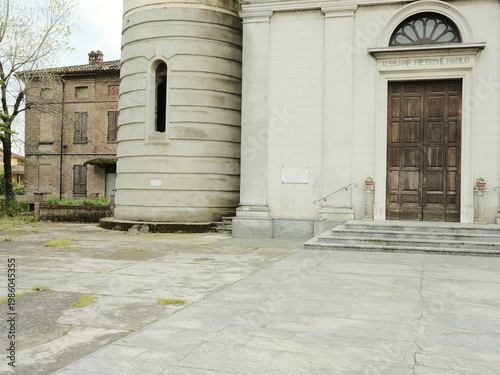 Chiesa dei Santi Pietro e Paolo con edifici storici in provincia di Piacenza