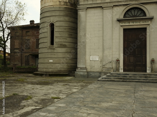 Chiesa dei Santi Pietro e Paolo con edifici storici in provincia di Piacenza