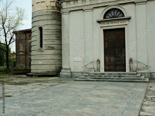 Chiesa dei Santi Pietro e Paolo con edifici storici in provincia di Piacenza