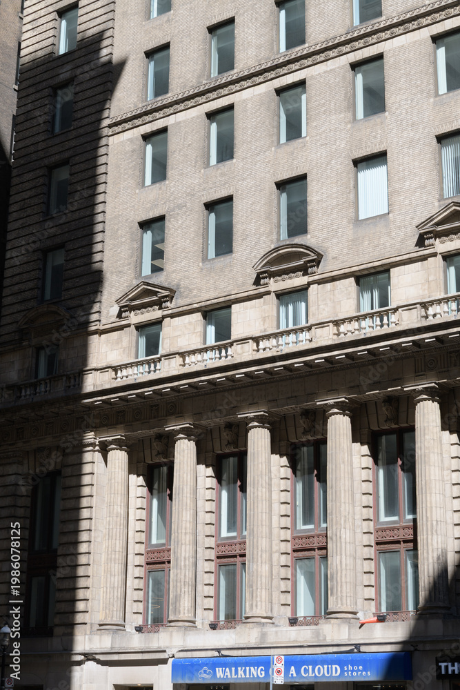 Obraz premium exterior building facade of the Traders Bank Building (designed by Carrère and Hastings, 1906) at 67 Yonge St, location of Walking On A Cloud, a shoe store, Toronto