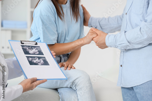 Female fertility doctor sho...