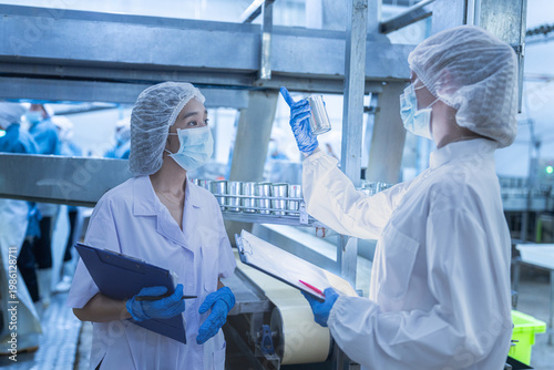 фотографія Food and manufacturing researchers oversee seafood production lines in tightly controlled factories where machinery is used to produce and cook food before it is shipped out