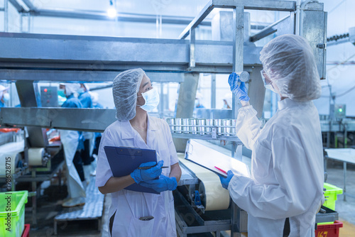 Φωτογραφία Food and manufacturing researchers oversee seafood production lines in tightly controlled factories where machinery is used to produce and cook food before it is shipped out