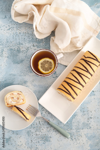 Plates with sweet sponge ca...