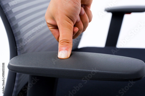 Foto Press the leather seat armrest with your hand