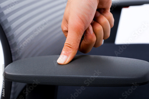 Foto Press the leather seat armrest with your hand