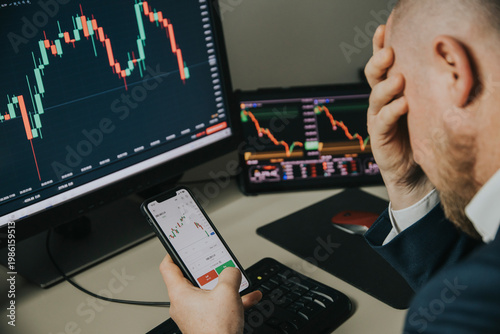 Foto Stressfull trader holding smartphone, using trading app with stock market charts for financial analysis and monitoring investment data