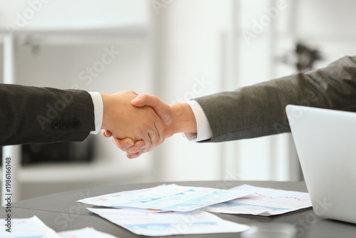 Male business consultants s...