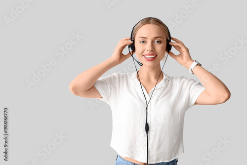 Female technical support ag...