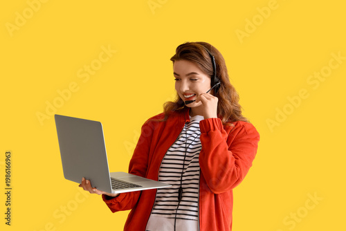 Female technical support ag...