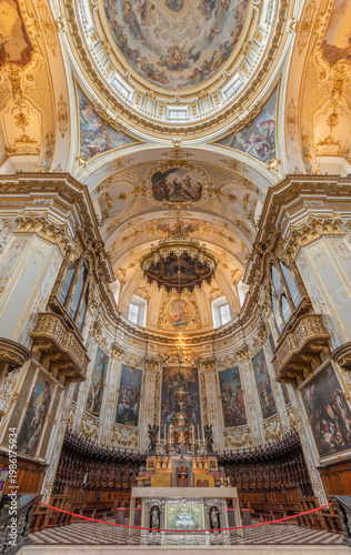 Fotografía BERGAMO, ITALY - MARCH 21, 2026: The presbytery and cupola of baroque church Chiesa di San Alessandro in Colonna