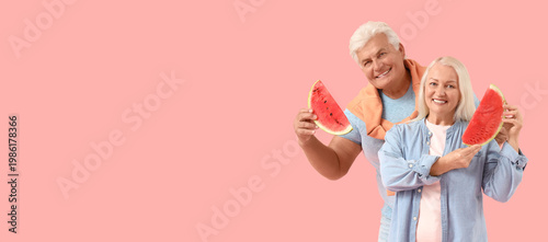 Mature couple with slices o...