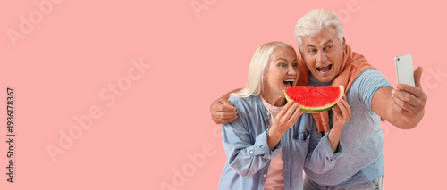 Mature couple with slices o...