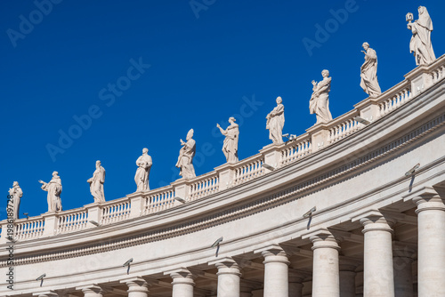 Obraz na plátně Bernini's Colonnade and Statues of Saints at St