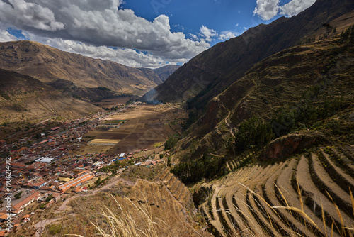 Foto Immerse yourself in the timeless majesty of the Pisac ruins, a crowning jewel of Peru’s Sacred Valley that offers a profound cultural experience for every generation