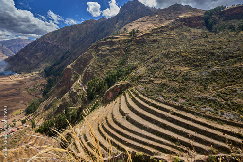 Fotografie Immerse yourself in the timeless majesty of the Pisac ruins, a crowning jewel of Peru’s Sacred Valley that offers a profound cultural experience for every generation