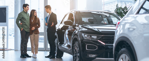 Foto A couple is discussing their choice of a new car with a dealer in a modern dealership