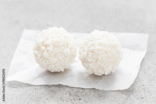 Foto Vegan Coconut balls. Light background. Close up