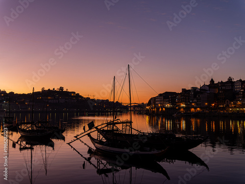 Cuadro en lienzo Rabelo boats reflecting on douro river at sunset