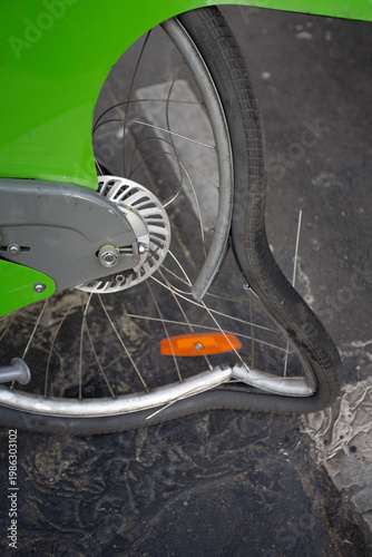 Vélo de location accidenté avec roue vrillée