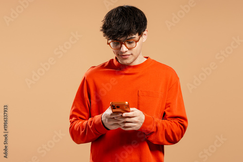 Canvastavla Young man using smartphone for digital communication
