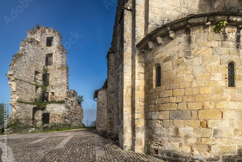 Cornil (Corrèze, Nouvelle aquitaine, France) - Vue matinale des ruines du donjon du château de la Chapoulie et l'église de l'invention des reliques de Saint Etienne