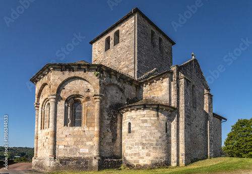 Cornil (Corrèze, Nouvelle aquitaine, France) - Vue matinale de l'église de l'invention des reliques de Saint Etienne