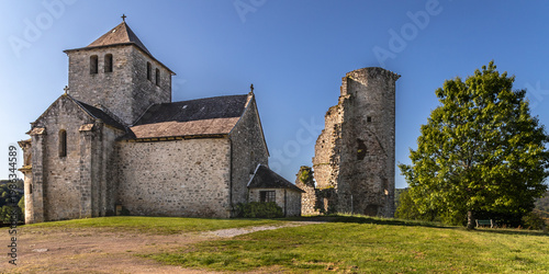 Cornil (Corrèze, Nouvelle aquitaine, France) - Vue matinale des ruines du donjon du château de la Chapoulie et l'église de l'invention des reliques de Saint Etienne