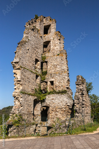 Cornil (Corrèze, Nouvelle aquitaine, France) - Vue matinale des ruines du donjon du château de la Chapoulie