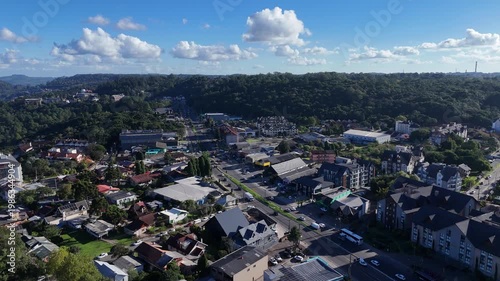 Imagem aérea de Gramado com ruas, carros e construções típicas evidenciando turismo e urbanização na serra do Rio Grande do Sul